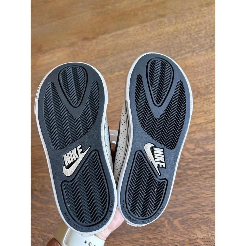 Nike little kid Lace-Up Sneakers – Size 9.5C
